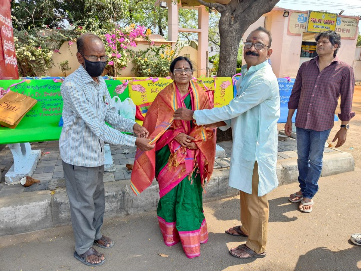 SajjanarVC's tweet image. #TSRTC Appreciates the Noble Gesture of Smt Aruna Garu for donating 6 chairs at LB Nagar #TSRTCBus District Point for the convenience of #passengers. We encourage more such contributions for the betterment of #publictransport  #mondaythoughts #MondayMotivations #MondayMotivaton