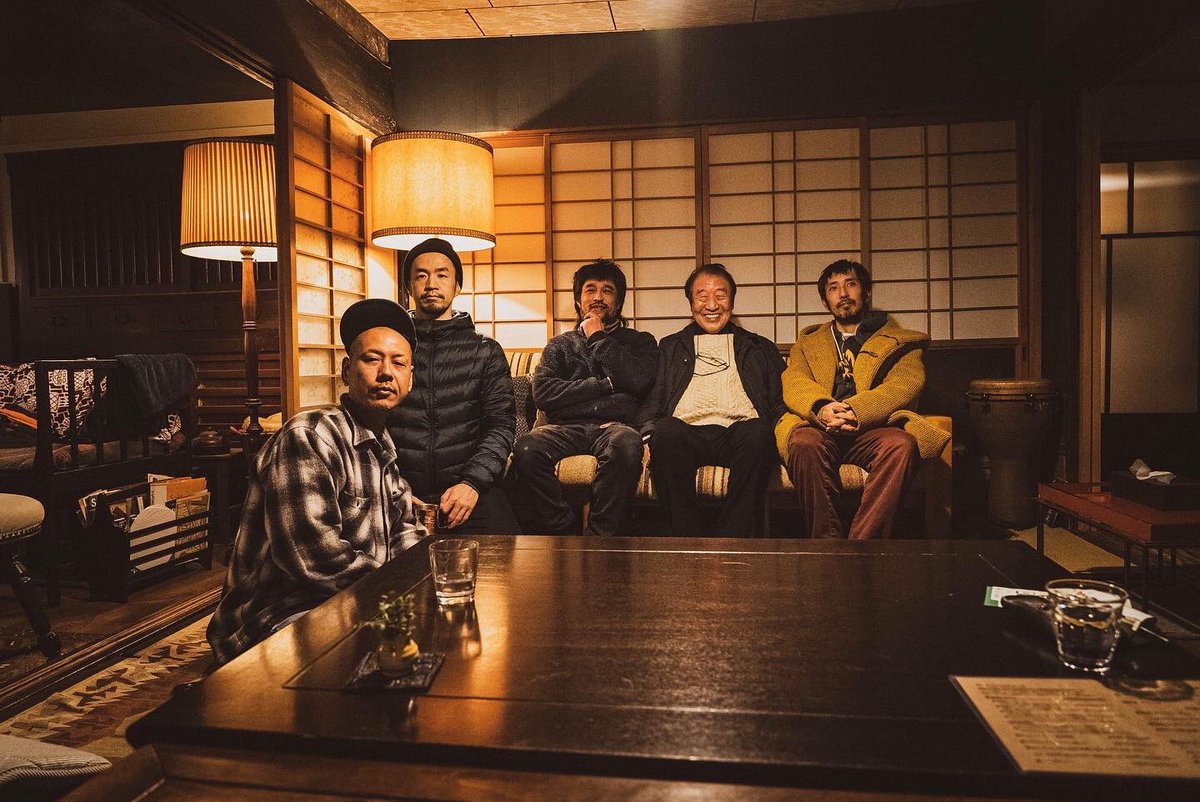 MIYAKE_YOHEI's tweet photo. 先日は犬式メンバーが三宅商店事務所に泊まってる時にちょうど山田正彦さんも岡山来訪で近所の「小森の月の下」に宿泊って事でせっかくなので一杯を共に。
種子の権利を一部のバイオメジャー寡占から守るために日本で一番動いてる80歳の元農林水産大臣。

#犬式 × #山田正彦 #動物宣言 https://t.co/6Pw04giGpd