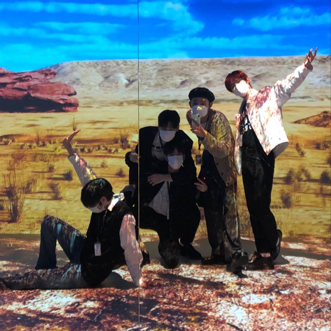 CHOOBlN's tweet photo. And is it even us without our wacky poses when snapping a group photo (it’s either we’ve ran out of normal poses or the thought of it has never dawned on us to begin with) https://t.co/2E2i2q1a4j