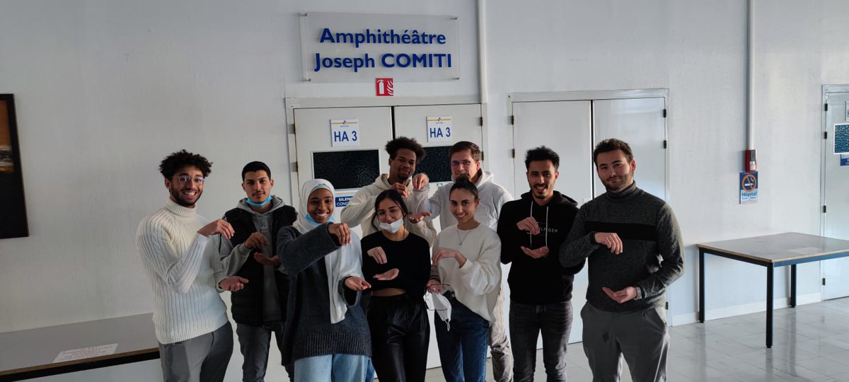 - Hey psst! Oui vous!
- Approchez! Approchez!
- Quoi de neuf Le Sel de la Vie ?
- C'est la tournée des Marvels ! Vous savez les tuteurs et coordonnateurs de l’Écurie Sociale et Solidaire! 
- L’Écurie Médenpharmakiné qui prépare aux concours de médecine!
- Gratuitement! (1/10)