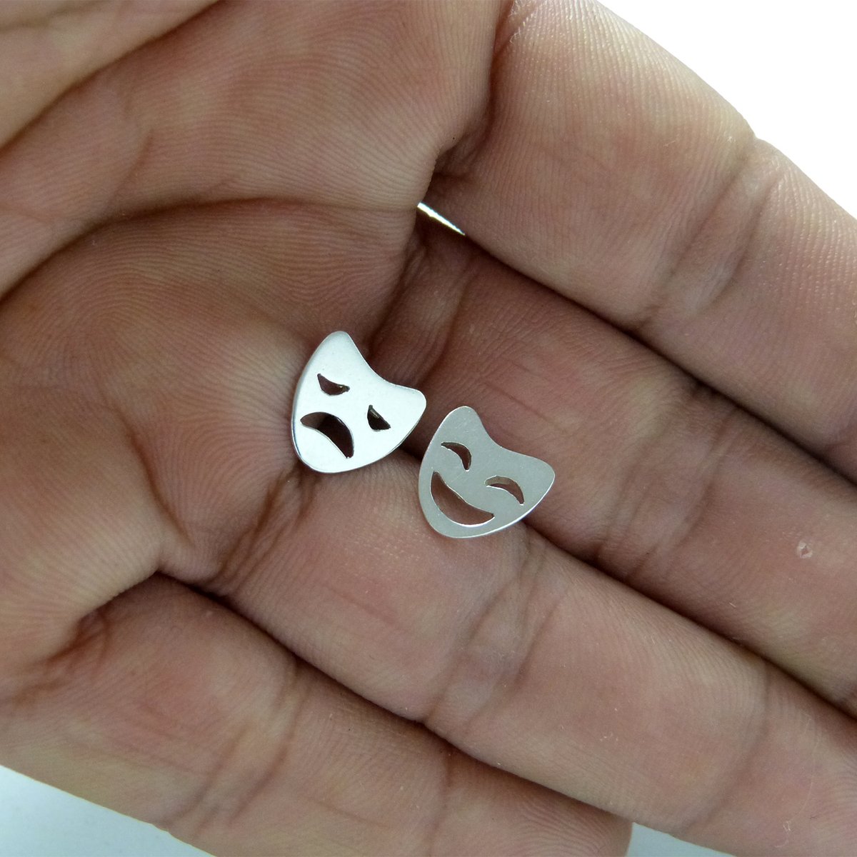 Plataica's tweet photo. 📢Hay que ir más al #teatro 😜!!
Para esa personita amante de una buena obra... unos #pendientes Máscaras de la Tragedia 🎭 de plata 925
#handmade #hechoamano #joyeriaartesanal #handmadejewelry #tragedymask #máscara #tragedia #etsy #díadelamadre
https://t.co/JQ4wxjWStH https://t.co/hS2gEox5rl