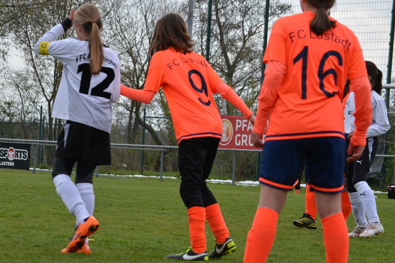 FFC_N's tweet photo. +++ Impressionen Spiel D-Juniorinnen +++
Gestern Früh trafen unsere Kleinsten auf den 1.FC Lustadt. Nach einer 2:0 Führung konnte Lustadt sogar noch mit 2:3 in Führung gehen, aber unsere Mädels gaben nicht auf, das Spiel endete 4:3 (2:1). 

#ffc_n #niederkirchen #zsammestark https://t.co/6poyGYMtfb