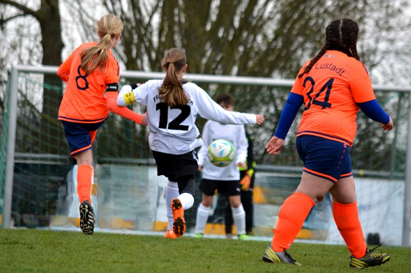 FFC_N's tweet photo. +++ Impressionen Spiel D-Juniorinnen +++
Gestern Früh trafen unsere Kleinsten auf den 1.FC Lustadt. Nach einer 2:0 Führung konnte Lustadt sogar noch mit 2:3 in Führung gehen, aber unsere Mädels gaben nicht auf, das Spiel endete 4:3 (2:1). 

#ffc_n #niederkirchen #zsammestark https://t.co/6poyGYMtfb