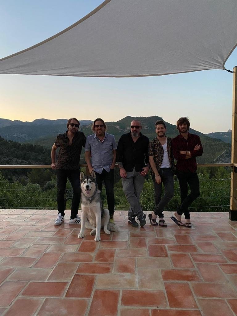 zequiband's tweet photo. Feliz semana. No sabéis la experiencia tan maravillosa que fue grabar en @ecolosgorros🌲

Un sitio idílico en plena sierra de Los Álamos de Moratalla. Y en la mejor compañía 🎶🎸 

#ZEQUINSTRUSOS el 3 de junio en el Teatro Villa de Molina: https://t.co/LkFwNlMbdt https://t.co/go4YUkomM4