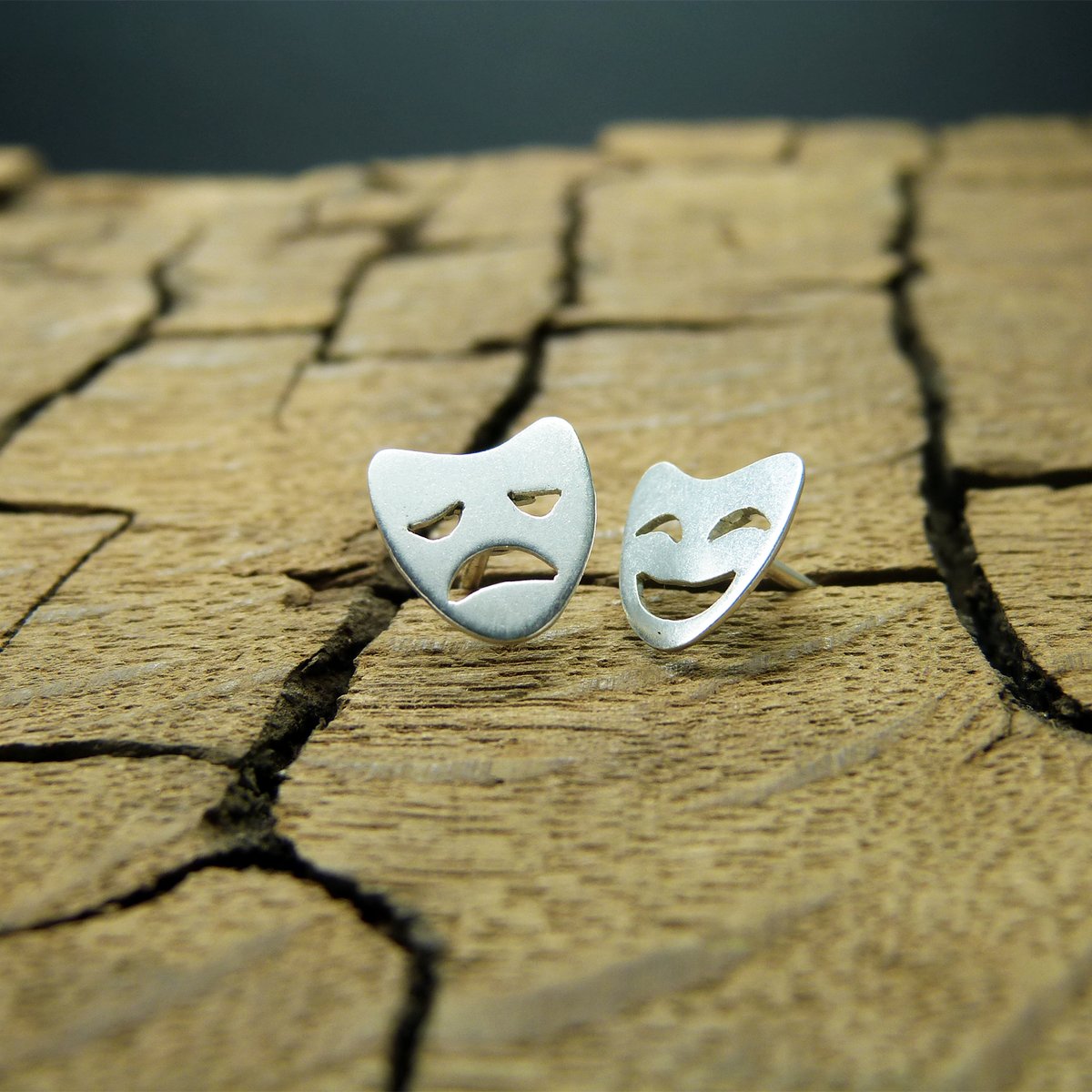 Plataica's tweet photo. 📢Hay que ir más al #teatro 😜!!
Para esa personita amante de una buena obra... unos #pendientes Máscaras de la Tragedia 🎭 de plata 925
#handmade #hechoamano #joyeriaartesanal #handmadejewelry #tragedymask #máscara #tragedia #etsy #díadelamadre
https://t.co/JQ4wxjWStH https://t.co/hS2gEox5rl