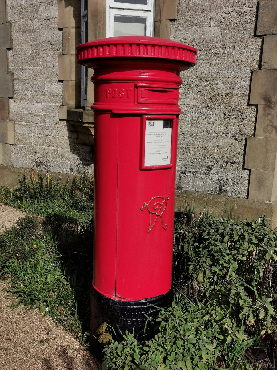 The South Lodge and Victoria Regina post box in Mowbray Park, Sunderland.

#Sunderland #MowbrayPark #VictoriaRegina #LittleRedBoxes