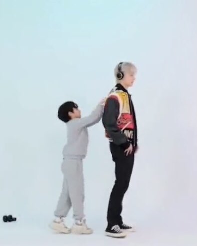 rikiruns's tweet photo. i'm too soft for these sunghoon with kids 😭 https://t.co/Ily4G51NWX