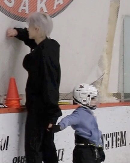 i'm too soft for these sunghoon with kids 😭