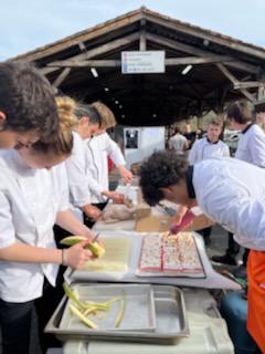 LyceeNavarre's tweet photo. Ce matin, prestation sur le marché de Saint Jean Pied de port pour nos élèves de 1CUIS et 1CSR. Mise en valeur de leur savoir faire, rencontre avec la population, ancrage dans le territoire, et travail des produits locaux. @dsden64 @SaintJean64220 @AcBordeaux @NvelleAquitaine https://t.co/bAfrsdvdPr