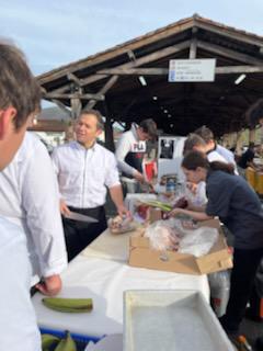 Ce matin, prestation sur le marché de Saint Jean Pied de port pour nos élèves de 1CUIS et 1CSR. Mise en valeur de leur savoir faire, rencontre avec la population, ancrage dans le territoire, et travail des produits locaux. <a href="/dsden64/">DSDEN64</a> <a href="/SaintJean64220/">Saint Jean Pied de Port</a> <a href="/AcBordeaux/">Académie de Bordeaux</a> <a href="/NvelleAquitaine/">Nouvelle-Aquitaine</a>
