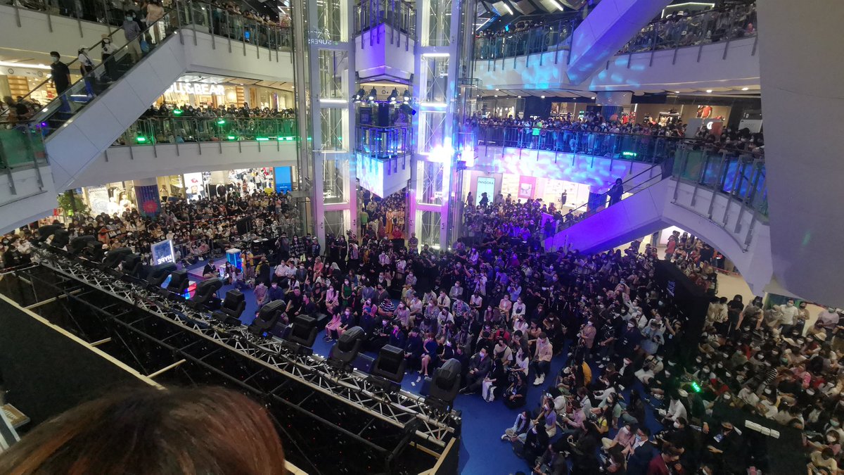 warapornkhamyi's tweet photo. คนมารอเจอน้องเยอะมากกกกกกก แอบเสียดายไม่มีโชว์สักเพลงเลยอะ งื้อออออออ #BamBamXHypeType #BamBamxแฉข่าวเช้า #bambam1a https://t.co/XYnUZWd4oV