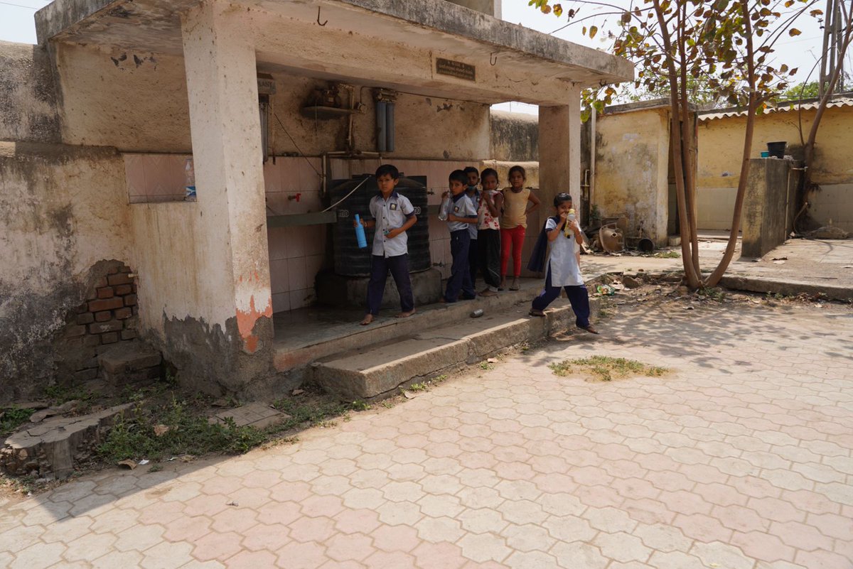 गुजरात मे भाजपा के 27 साल शासन के बाद गवर्मेन्ट स्कूल का यह हाल है।

भारत को विश्वगुरु बनाने के लिए हमारे स्कूल भी विश्वस्तरीय बनाने होंगे।

बच्चों को अच्छी शिक्षा दिए बिना हम प्रगतिशील समाज की कल्पना नही कर सकते।
#GujaratKeSchoolDekho
#GujaratKeSchoolDekho
#GujaratKeSchoolDekho