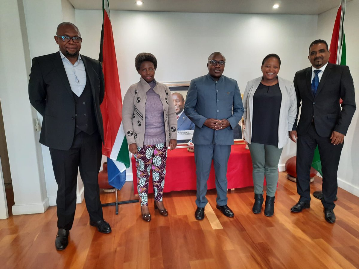 alexisbukuru78's tweet photo. Heureux d'avoir reçu en audience les responsables  de NOVUS PRINT for AFRICA BUSINESS DEVELOPMENT. Nous avons echangé sur les opportunités de transfert de connaissances et de technologies dans le domaine d'imprimerie. https://t.co/tszr0IXOpU