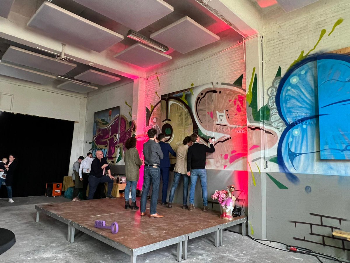 M4HRotterdam's tweet photo. Kunst &amp; Complex gaat in #ontwikkeling! ✨ Afgelopen vrijdag tekenden Miss Clark en Social Capital de erfpachtovereenkomst en kunnen nu aan de slag met de herontwikkeling van het voormalige fabriekscomplex #inM4H. 👏
Meer lezen? 👉https://t.co/S8KBj48uiG https://t.co/M8dfq1P4w3