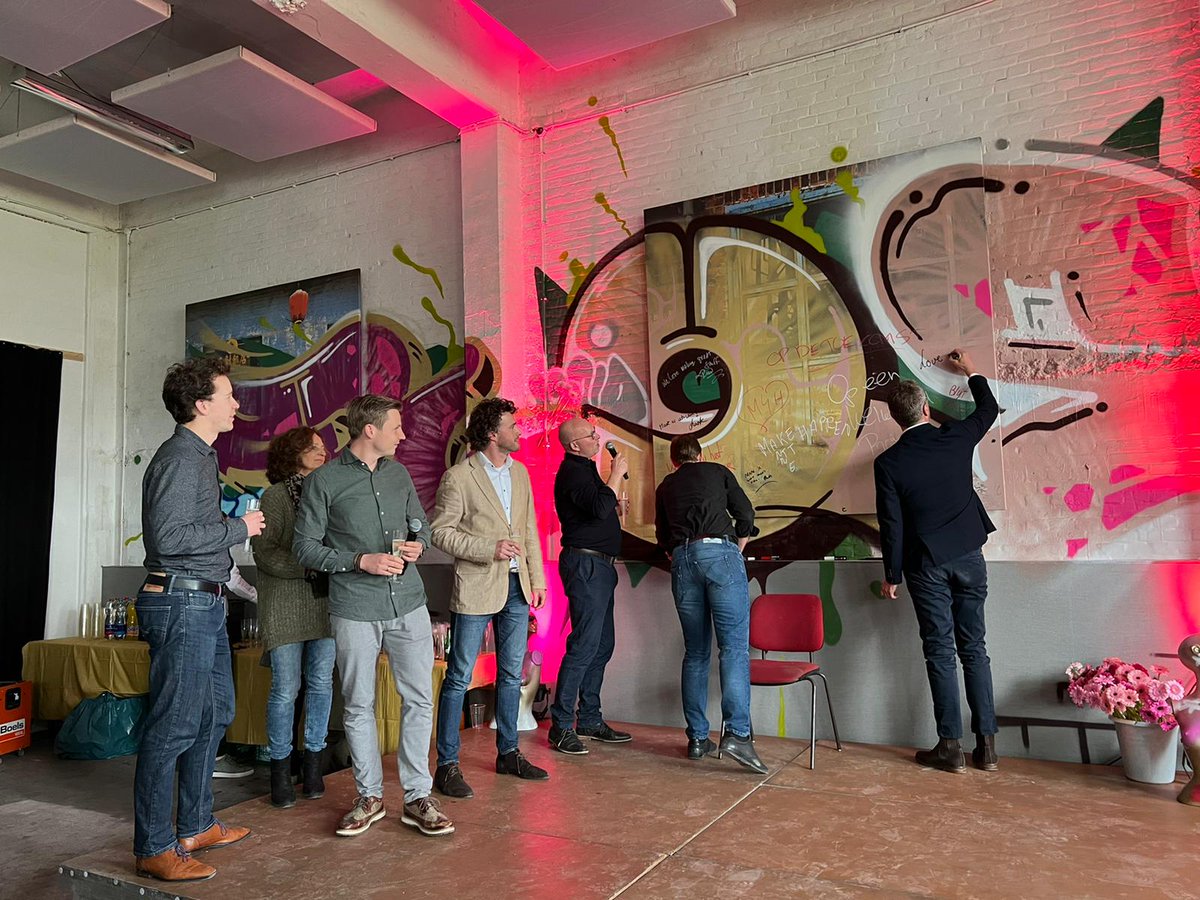 M4HRotterdam's tweet photo. Kunst &amp; Complex gaat in #ontwikkeling! ✨ Afgelopen vrijdag tekenden Miss Clark en Social Capital de erfpachtovereenkomst en kunnen nu aan de slag met de herontwikkeling van het voormalige fabriekscomplex #inM4H. 👏
Meer lezen? 👉https://t.co/S8KBj48uiG https://t.co/M8dfq1P4w3