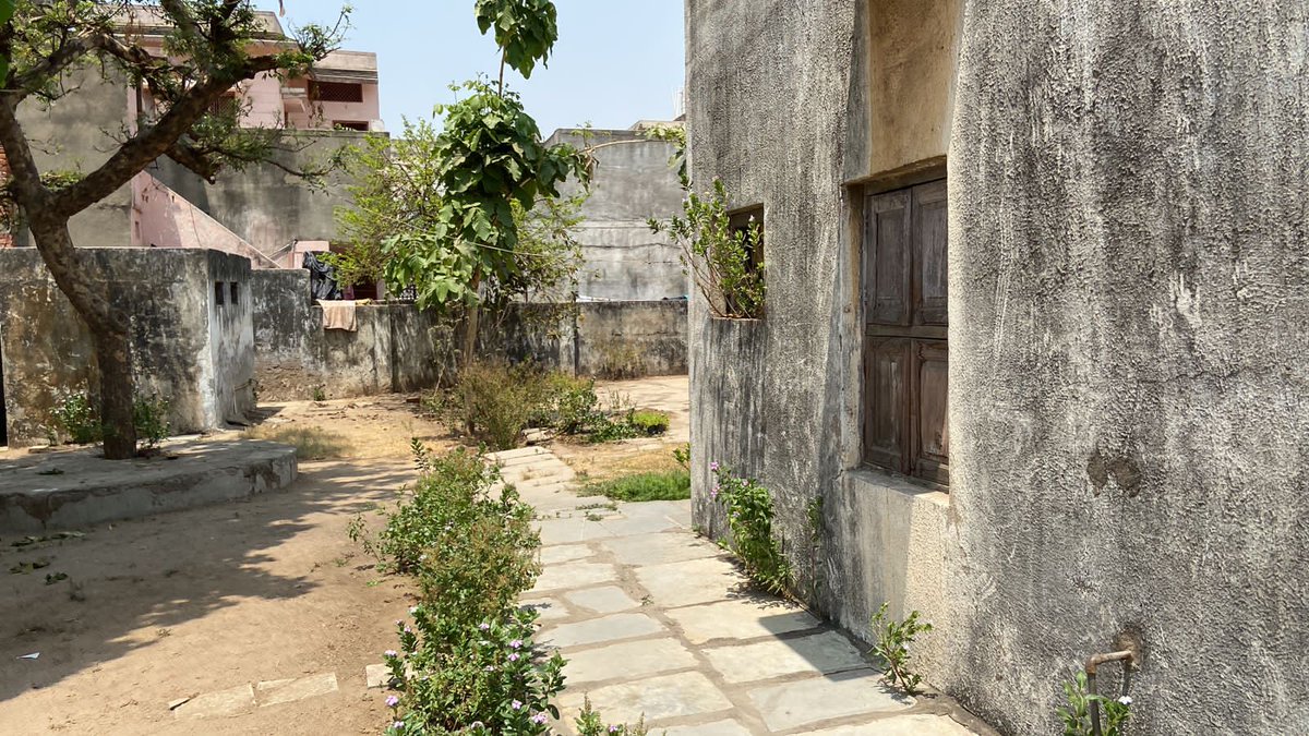 शिक्षा को बनाया व्यापार
 वो क्या करेंगे दूसरो का उद्धार।

#GujaratKeSchoolDekho