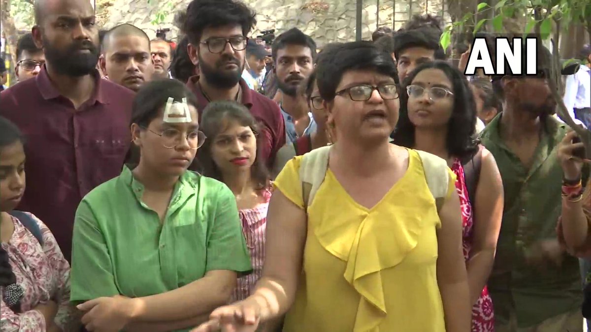 runjhunmehrotra's tweet photo. When the doctor who passed out from JNU does your dressing https://t.co/Slo5Ruesr2