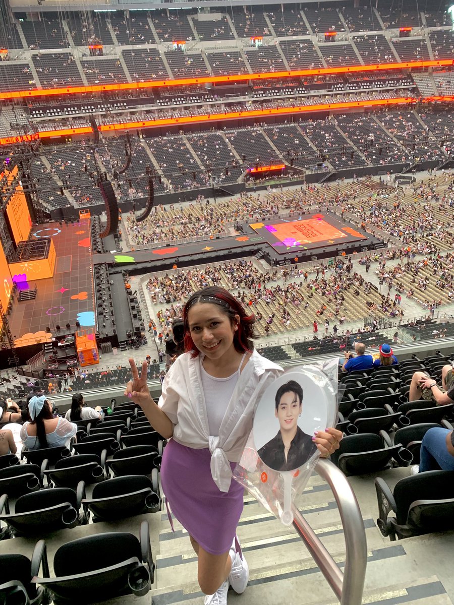 dianaaa7jk's tweet photo. PTD Las Vegas D-2 @BTS_twt 
La mejor experiencia de mi vida 💜 #PTD_ON_STAGE_LV_DAY2 https://t.co/YIDw4A9TNf