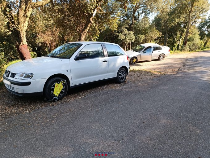 Es presenta en un control de Mossos per recollir un amic que havia donat positiu per alcoholèmia i acaba denunciat per conduir drogat, amb un cotxe donat de baixa, sense assegurança i amb el permís de conduir suspès 
bit.ly/3Ju7vci