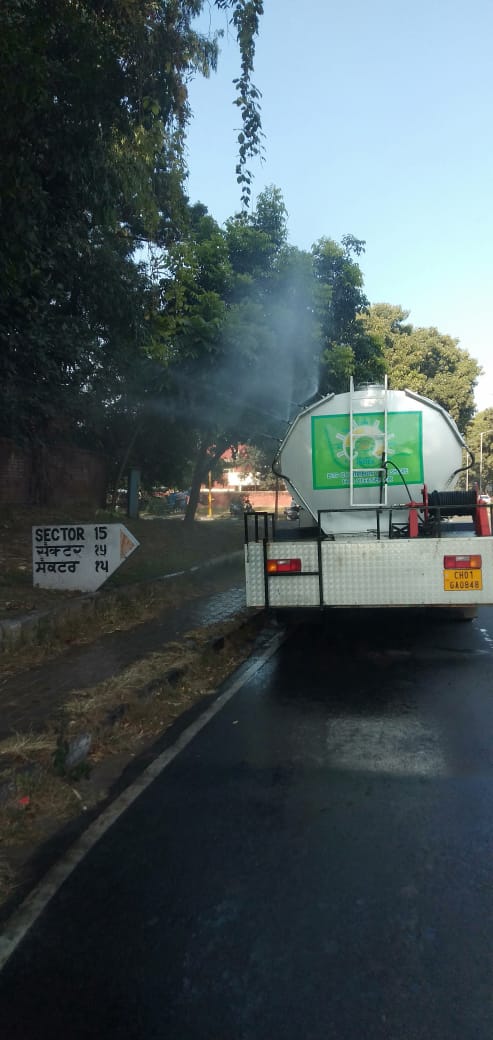 To Combat Air Pollution, We practise water sprinkling on road sides @SwachhBharatGov #SabKaPrayas #AmritMahotsav #MyCleanIndia #SwachhBharat #TransformingUrbanLandscape #TransformingIndia #IndiaAt75 #AzadiKaAmritMahotsav #swachhsurvekshan2022 #Chandigarh