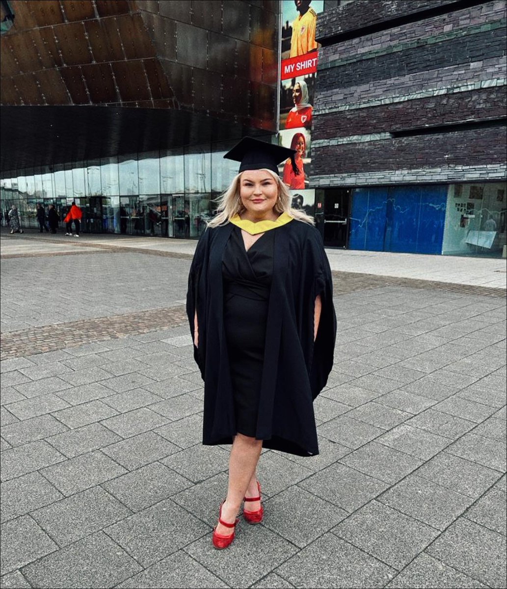 amyknightmedia's tweet photo. After two years of waiting…

Today I finally graduated from @cardiffmet with a first class honours degree in Drama and Media studies.

I absolutely loved my experience at @Humanities_CMet 

I’m grateful for my coursemates and lecturers! https://t.co/K0Rr43Af8T
