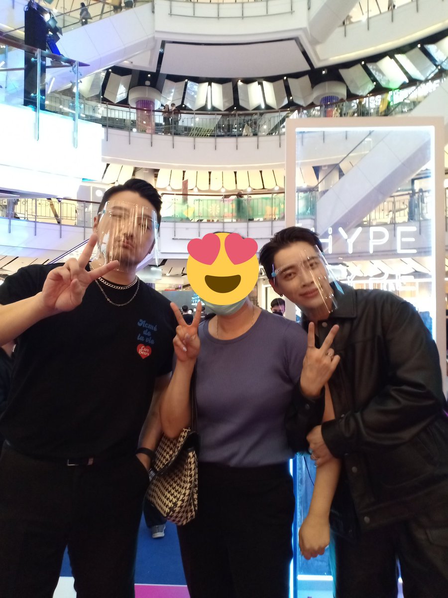 ommivore's tweet photo. ไปหาลูกแบมจริงๆนะ แต่รูปที่ได้ 555 แม่ขอโทษ แม่เผลอไปกับอปป้าเค้าอ่ะลูก #DjFriday #Aoora
#BamBamXHypeType https://t.co/GVP1CLfRC9