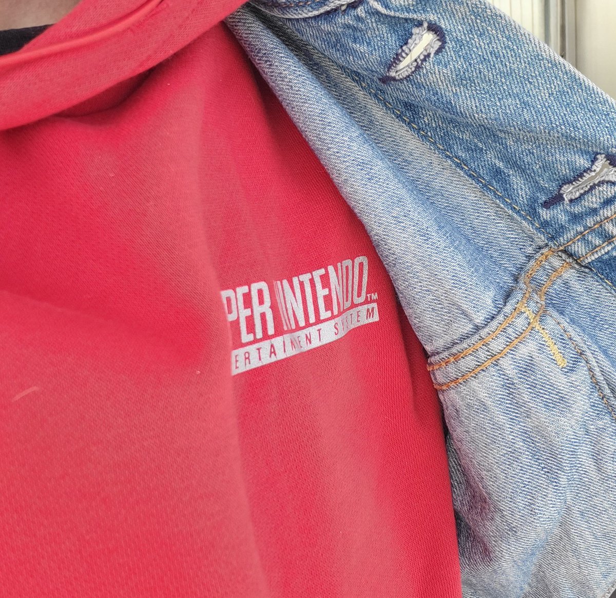 FFVIMan's tweet photo. Aujourd'hui 11 avril 2022, c'est les 30 ans de la sortie de la Super Nintendo en France #SNES #30ans #SuperNintendo #PAL.
Je me suis habillée en conséquence 😀 https://t.co/s41EphEU1E