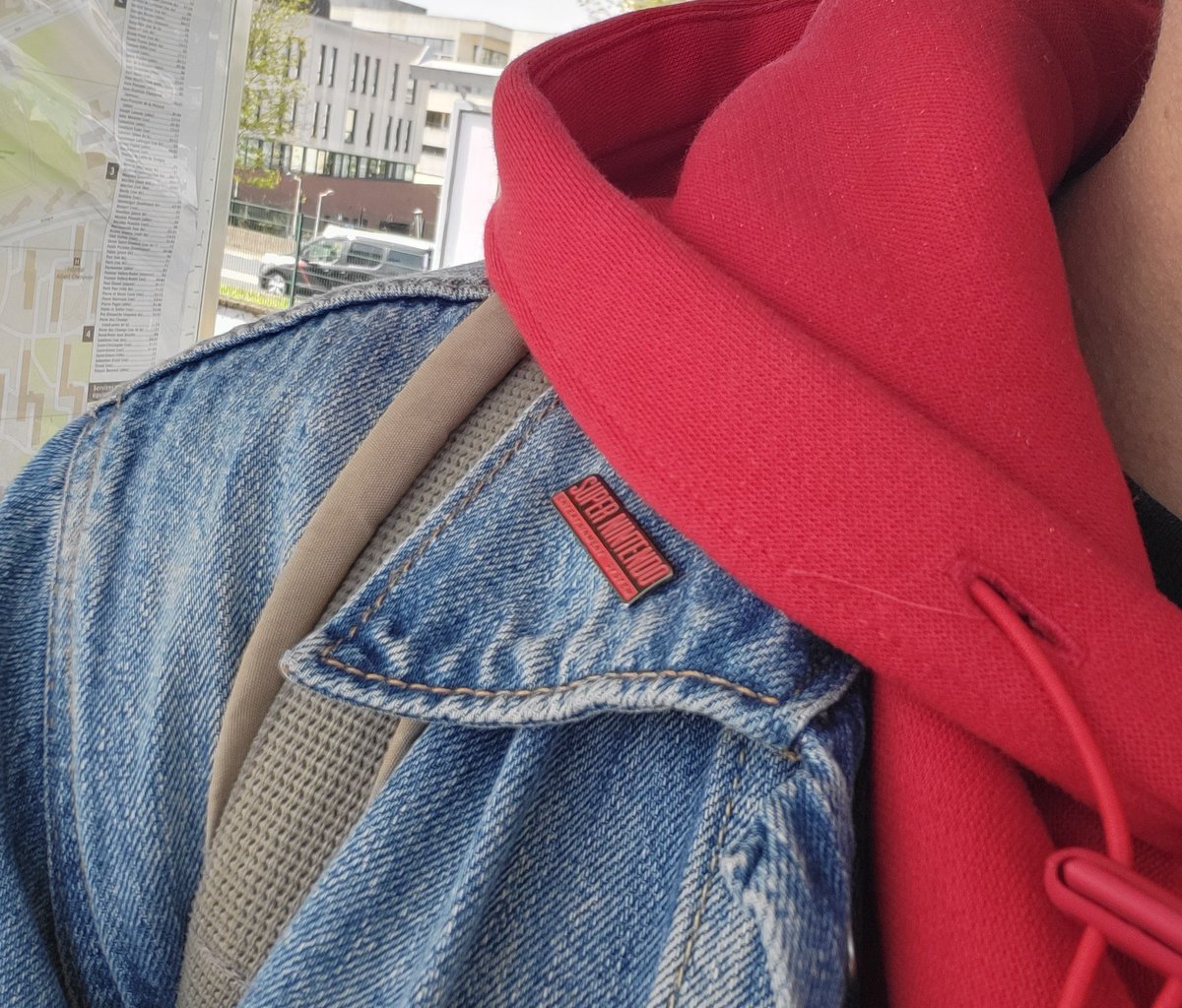 FFVIMan's tweet photo. Aujourd'hui 11 avril 2022, c'est les 30 ans de la sortie de la Super Nintendo en France #SNES #30ans #SuperNintendo #PAL.
Je me suis habillée en conséquence 😀 https://t.co/s41EphEU1E