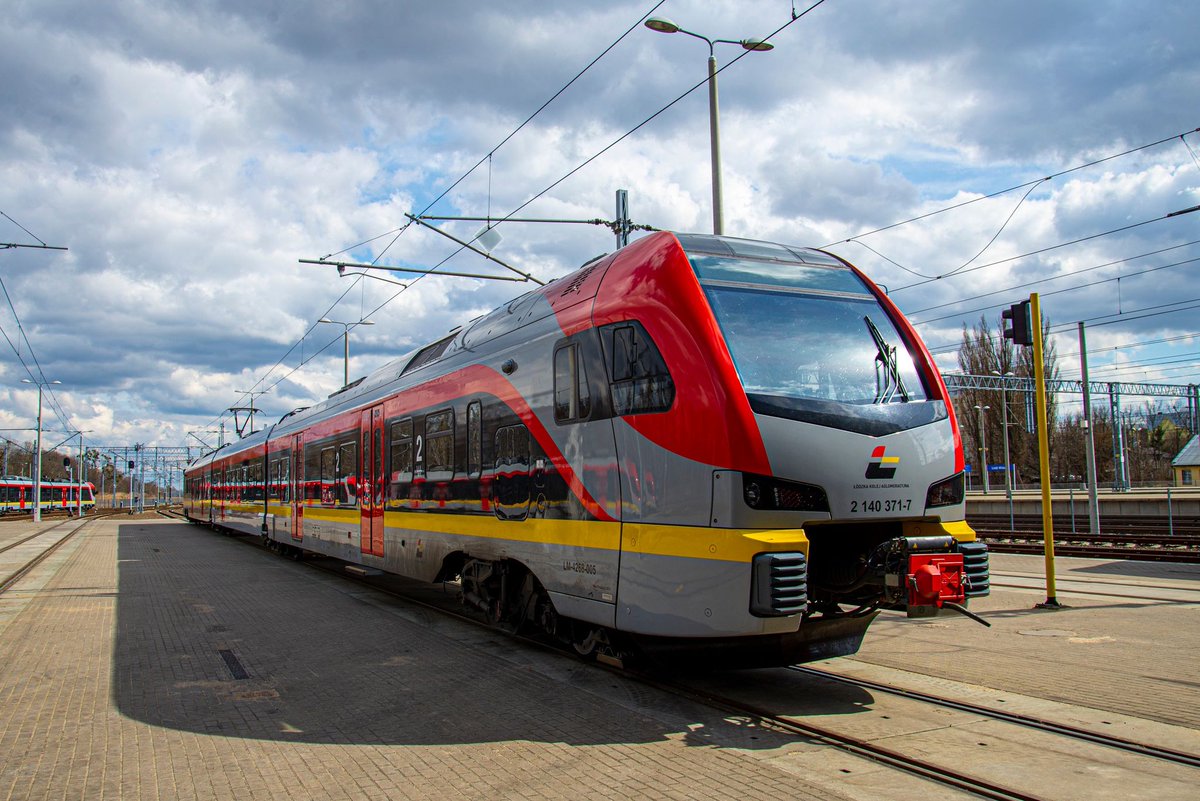 KolejLodzkie's tweet photo. Kolejny, rozbudowany o trzeci człon pojazd typu Flirt jest już na Zapleczu Technicznym ŁKA. Wkrótce wyruszy na tory województwa łódzkiego. 
Pozostałe pięć pojazdów firma Stadler przekaże do eksploatacji sukcesywnie do końca września 2022 roku. 
@J_Malinowski https://t.co/rISd5inIN3
