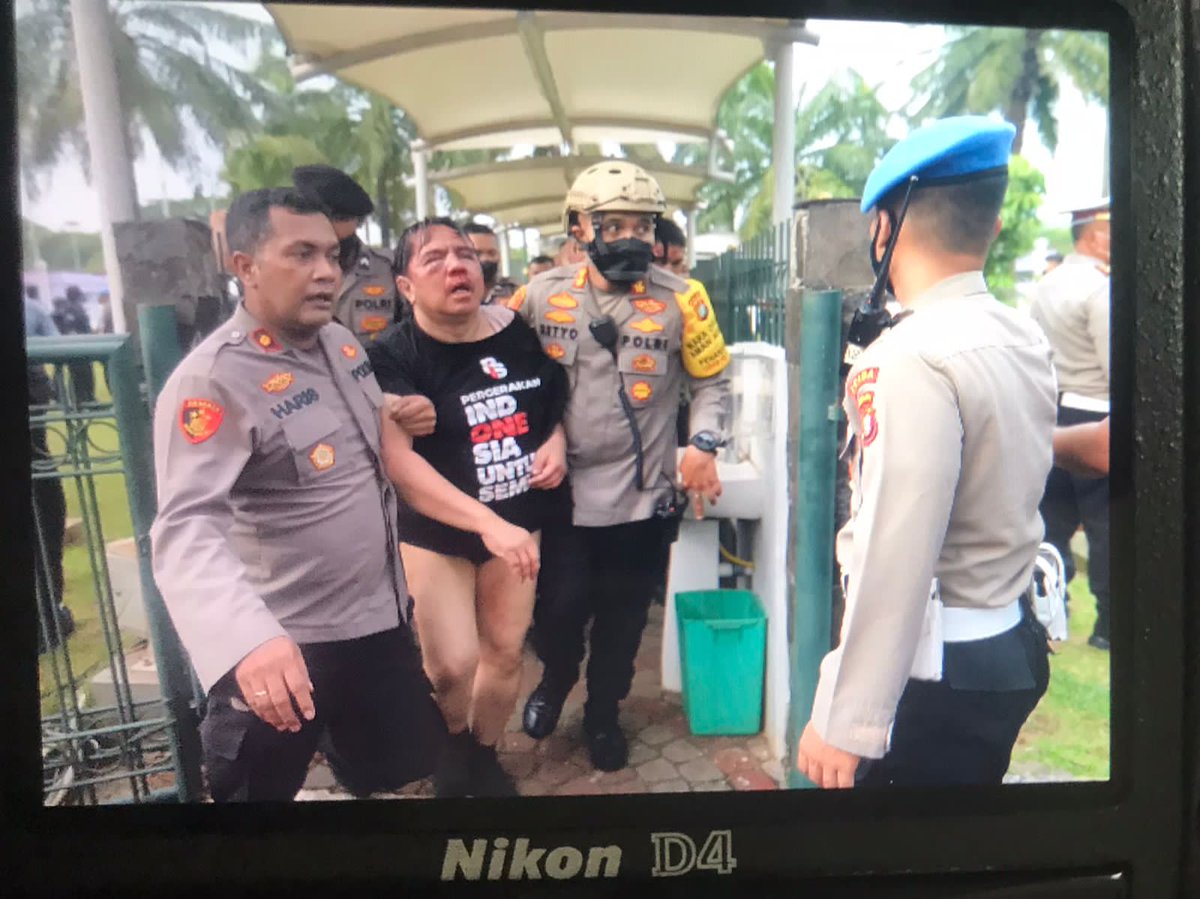 evalez_fr's tweet photo. Ade Armando babak belur, kurasa klw yg jadi korban Deni Siregar bisa jadi ring jantungnya copot &amp; bisa "Beristirahat Dengan Tenang" https://t.co/KarRGo0w2Q
