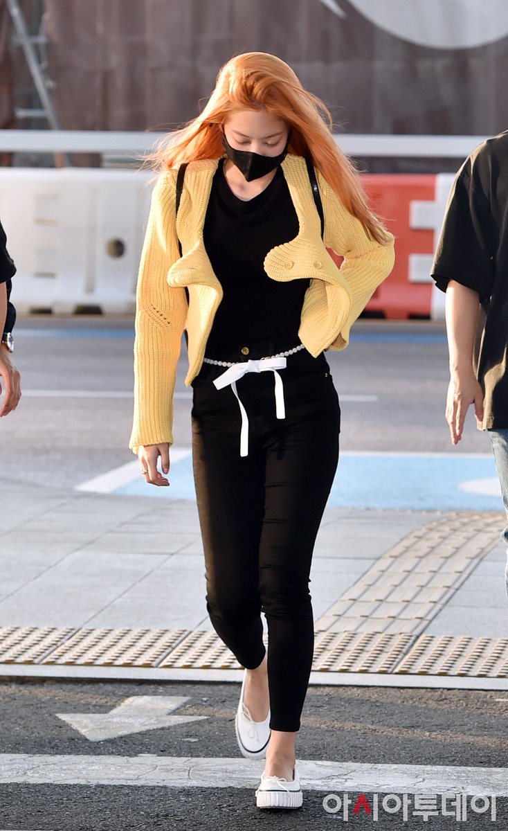BLACKPINKGLOBAL's tweet photo. [PRESS] #JENNIE at ICN airport flying to Los Angeles, California!

블랙핑크 제니 #BLACKPINK #블랙핑크 #제니 @ygofficialblink @BLACKPINK https://t.co/Cbi7gVGcxS