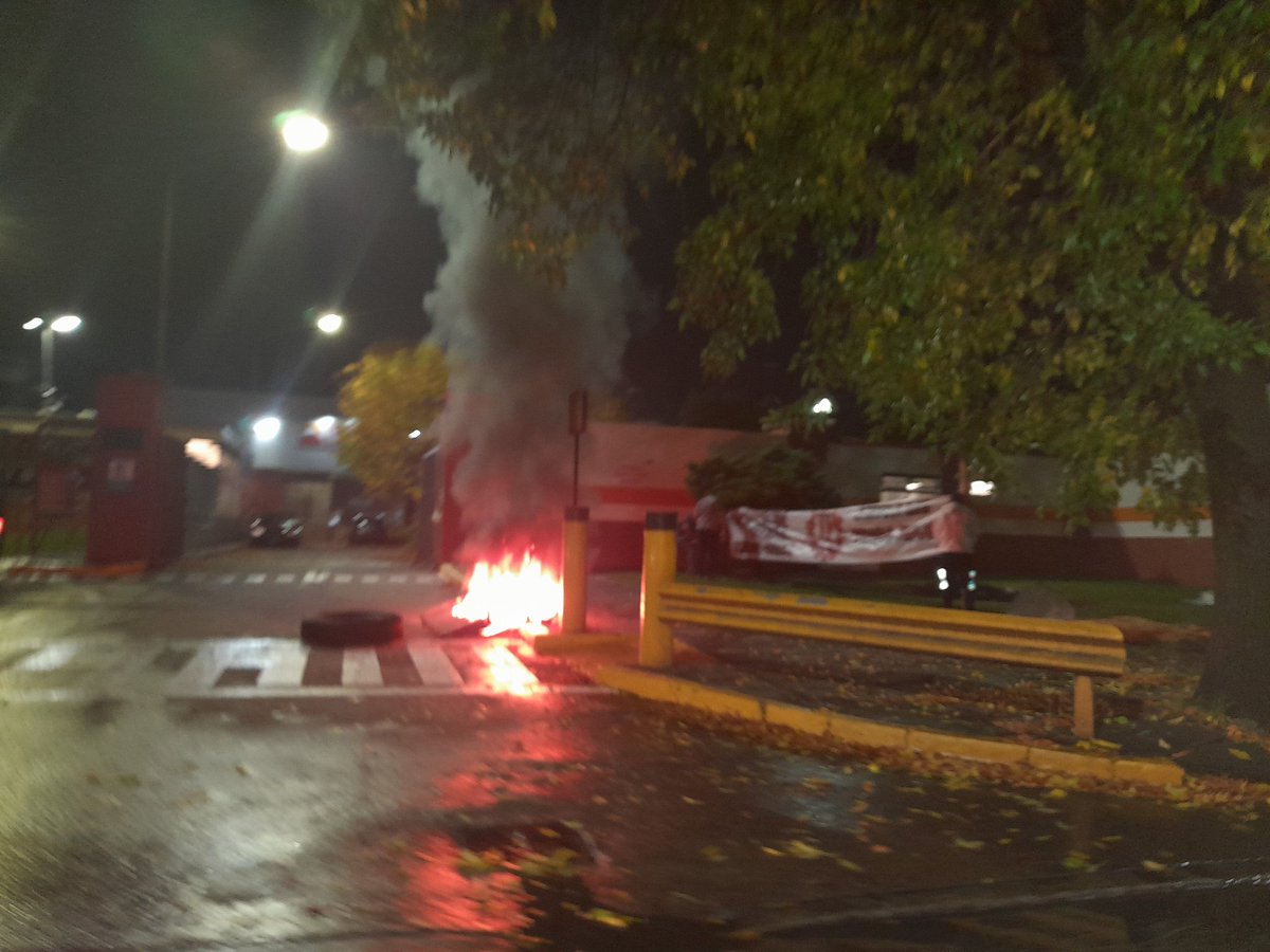 anibal191167's tweet photo. Comisión interna de la UOM bloquea acceso a planta de Ternium en Haedo partido de Moron @MarianaContar @pviloutaoficial @radiolared https://t.co/m9YpSrrSNk