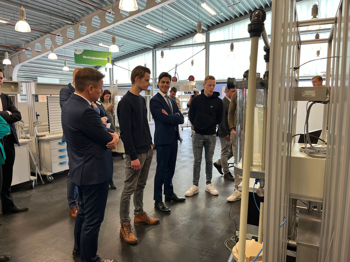 Vandaag zijn <a href="/MinisterEZK/">Minister EZ</a> en <a href="/MinisterKenE/">Minister KGG</a> op werkbezoek in Zeeland. Ze bezoeken de koplopers van de industriële sector, o.a. <a href="/DowBenelux/">Dow Benelux</a> en <a href="/yara/">Yara International</a>. Het bezoek start bij <a href="/ImpulsZeeland/">Impuls Zeeland</a>/<a href="/Dockwize/">Dockwize</a> en <a href="/HZeeland/">HZ - handle holder</a>/<a href="/Scaldambo/">Scalda</a>. Ook bezoeken ze de KAAP, onderdeel van <a href="/KenniswerfZld/">Kenniswerf</a>.