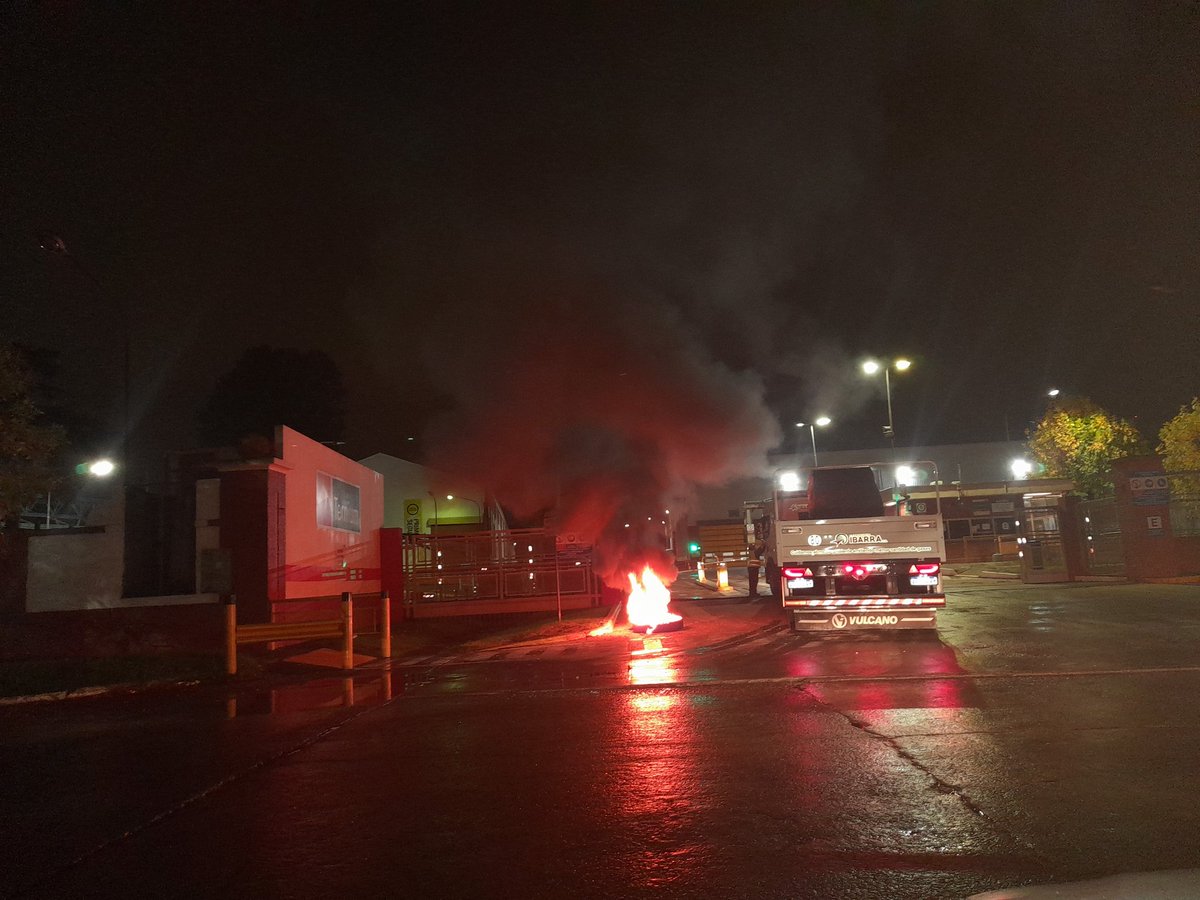 Comisión interna de la UOM bloquea acceso a planta de Ternium en Haedo partido de Moron <a href="/MarianaContar/">Mariana Contartessi</a> <a href="/pviloutaoficial/">Paulo Vilouta</a> <a href="/radiolared/">Radio La Red - AM 910 📻</a>