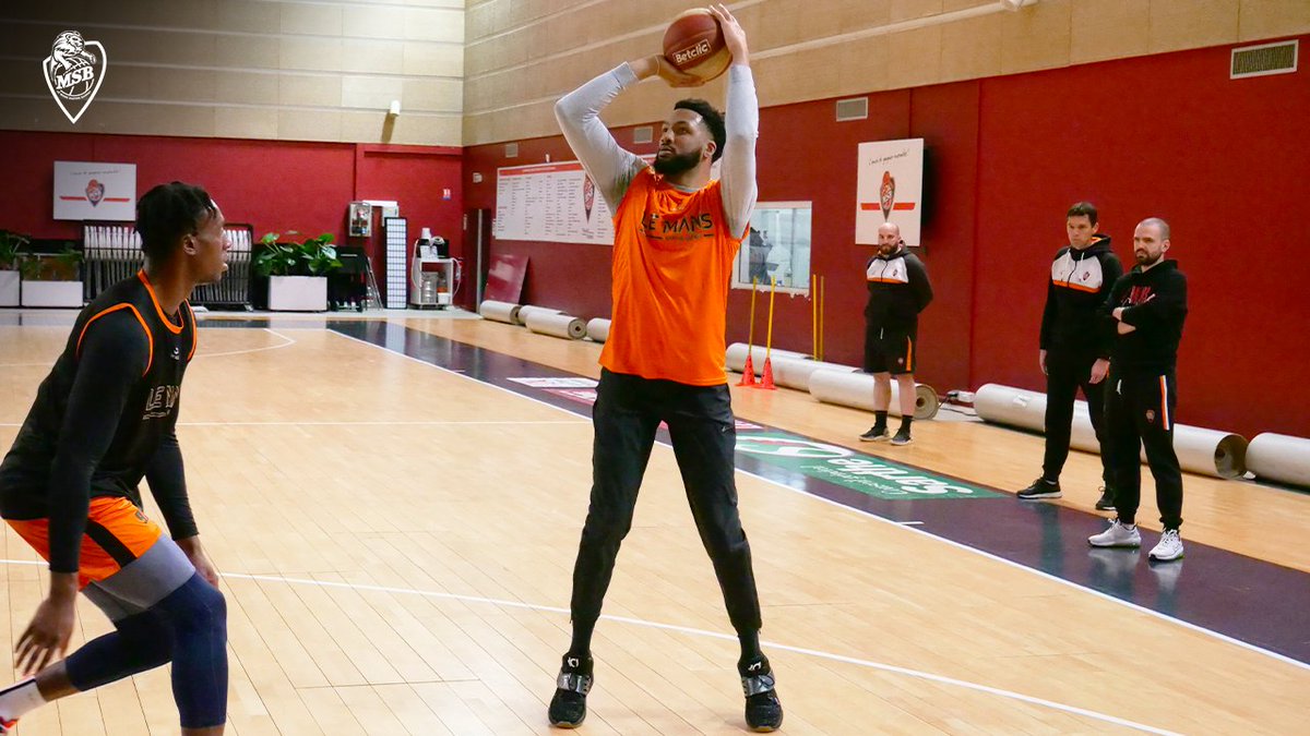 MSB_Officiel's tweet photo. Dernier entraînement avant le départ pour 𝙇𝙞𝙢𝙤𝙜𝙚𝙨 cet après-midi !👇📸 https://t.co/kfDLQAxHhe