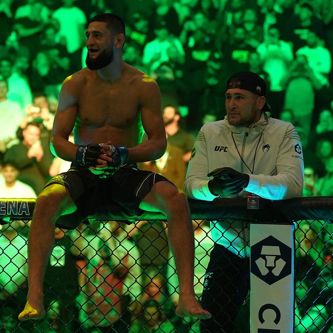 UFC 273 crowd reaction when Gilbert Burns dropped Khamzat Chimaev and went for soccer kick (Video)
