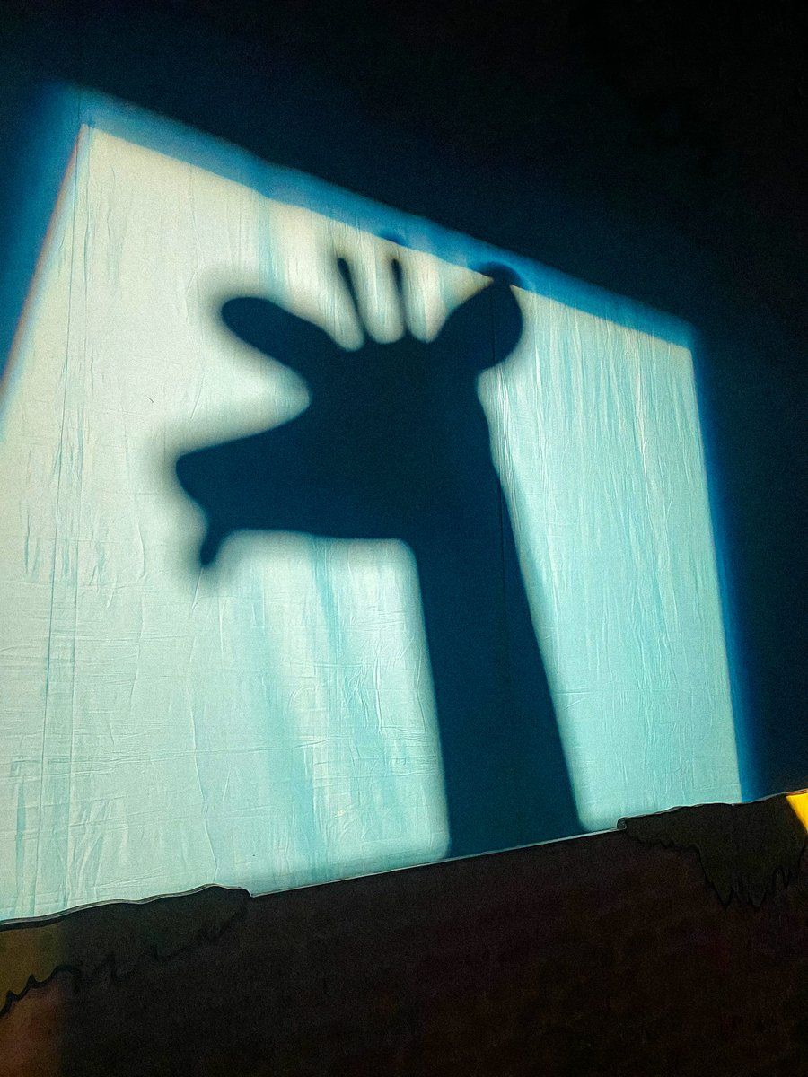 All setup and ready to go for today's performance at <a href="/South_Mill_Arts/">South Mill Arts</a> in Bishops Stortford! 🎉

Who's that behind the curtain? 👀 🦒

🐸 dearzoolive.com 🦁
#DearZooLive