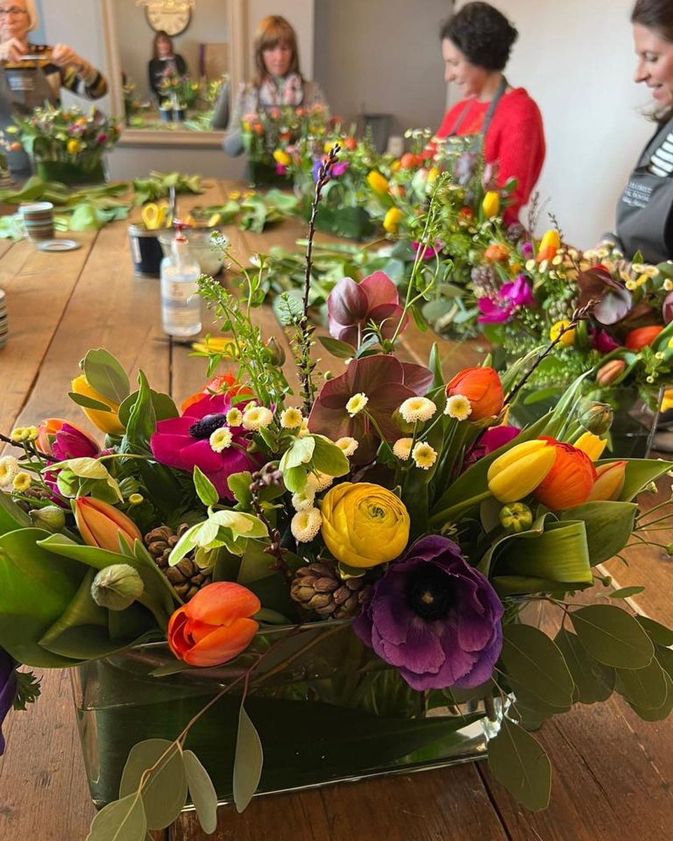 Fabulous class on Saturday with these wonderful group of ladies creating vibrant Spring Vases 💐💝

Another successful class completed! Thank you ladies for all the laughs 💛

#kendallsflorist #stalbanscity #stalbansbusiness #thealbanway #discoverstalbans #stalbansflorist