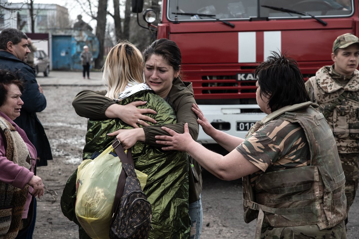 A mother and daughter embrace as their house burns to the ground after a shelling from Ukrainian positions injured their husband/father in the #Donetsk village of Olenivka