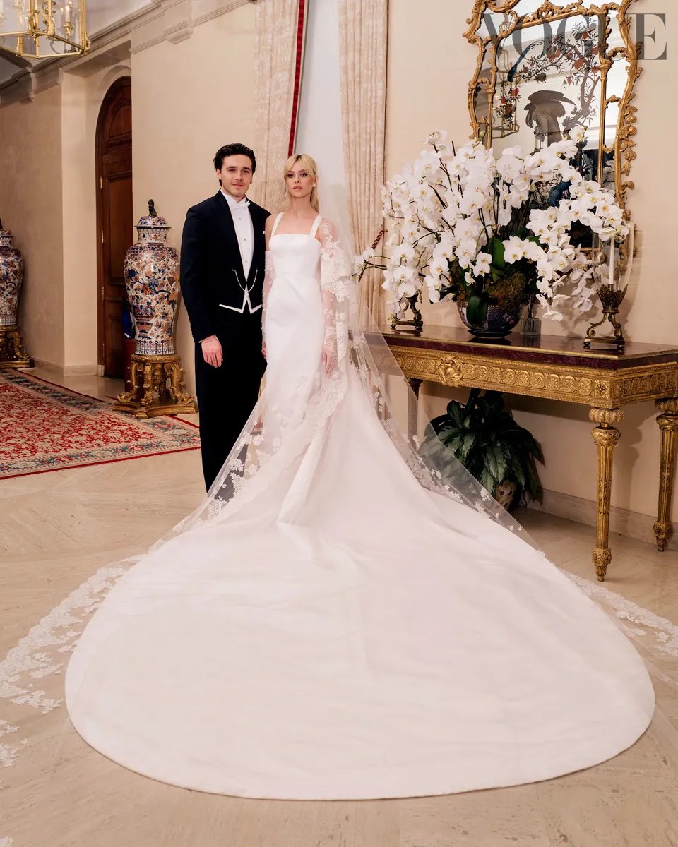 xqTTs's tweet photo. Hoy en #CosasDeRicos...
Este fin de semana se han casado Brooklyn Beckham y Nicola Peltz. Sí, Brooklyn es el hijo de David Beckham.
Hay fotos por todos lados de la boda y sobre todo muchos detalles millonarios del evento. https://t.co/5RKjrVQ6my