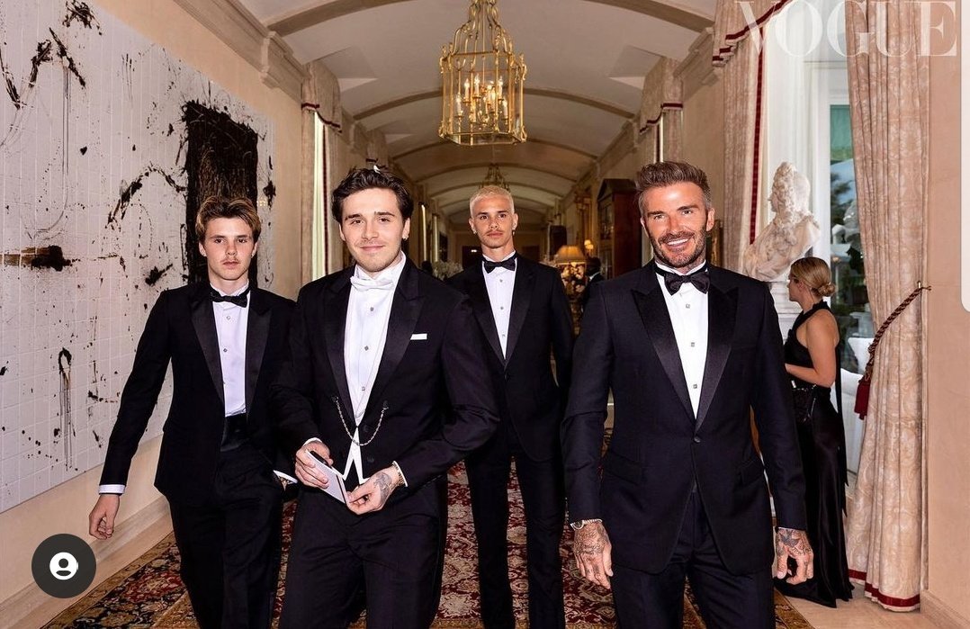 xqTTs's tweet photo. Hoy en #CosasDeRicos...
Este fin de semana se han casado Brooklyn Beckham y Nicola Peltz. Sí, Brooklyn es el hijo de David Beckham.
Hay fotos por todos lados de la boda y sobre todo muchos detalles millonarios del evento. https://t.co/5RKjrVQ6my