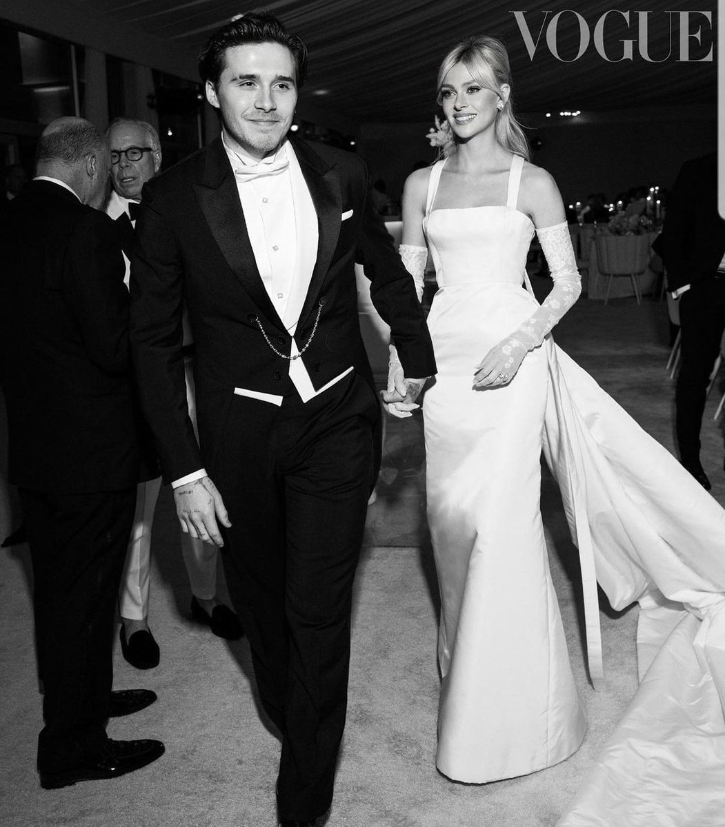 xqTTs's tweet photo. Hoy en #CosasDeRicos...
Este fin de semana se han casado Brooklyn Beckham y Nicola Peltz. Sí, Brooklyn es el hijo de David Beckham.
Hay fotos por todos lados de la boda y sobre todo muchos detalles millonarios del evento. https://t.co/5RKjrVQ6my