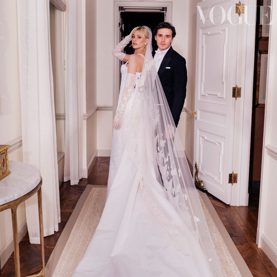 xqTTs's tweet photo. Hoy en #CosasDeRicos...
Este fin de semana se han casado Brooklyn Beckham y Nicola Peltz. Sí, Brooklyn es el hijo de David Beckham.
Hay fotos por todos lados de la boda y sobre todo muchos detalles millonarios del evento. https://t.co/5RKjrVQ6my