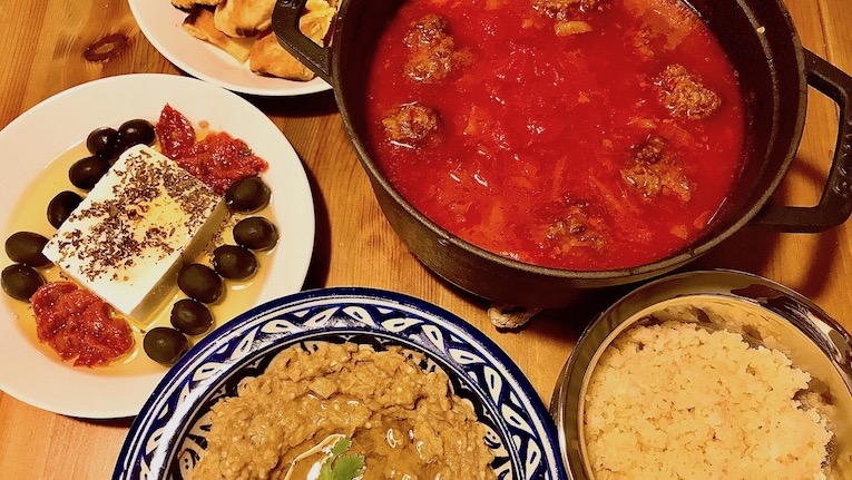 ◆ 今日の夕飯に。台湾の屋台めし「魯肉飯」はいかが？

【すぐ真似できる激旨レシピ】旅する料理家の久々湊さんは、台湾の屋台で美味しいものに出会うと作り方を聞くそう。ご飯にかければ魯肉飯、海老スープ＆麺にかければ担仔麺になる絶品肉そぼろを紹介｜<a href="/herenowjp/">HereNow JP</a>
▼
herenow.city/lp/sekaikitche…