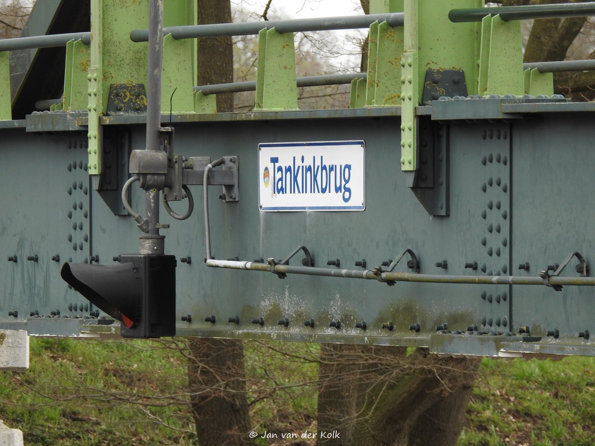 BekiekTwente's tweet photo. Na de volgende (spoor-)brug rechtsaf richting Zutphen.
De Tankinkbrug over het Twentekanaal in #Wiene 
#HofvanTwente #Twente #BekiekTwente https://t.co/5NTNIGlacA