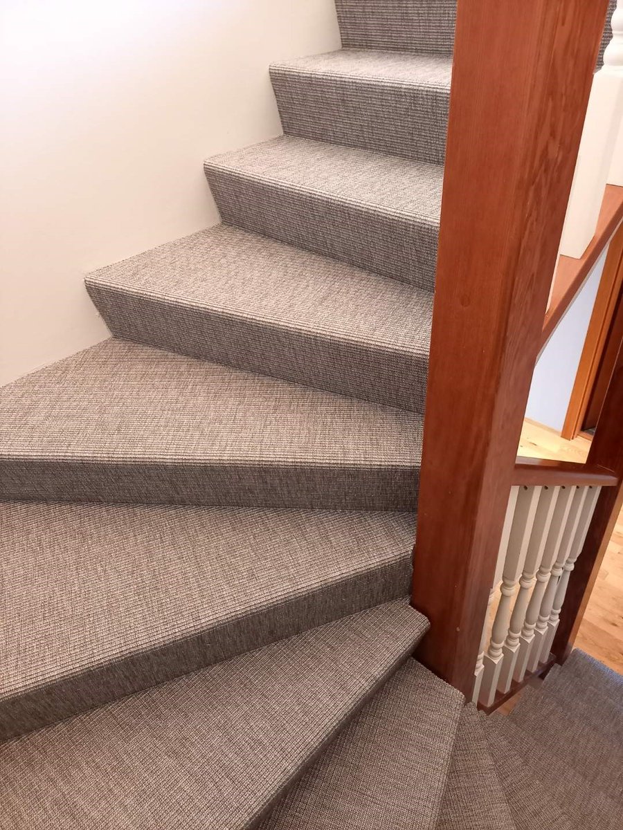 Við gerum tilboð í teppi og teppalögn á stigann þinn þér að kostnaðarlausu.
Komdu til okkar í Ármúla 19 og skoðaðu eitt mesta úrval landsins af teppum