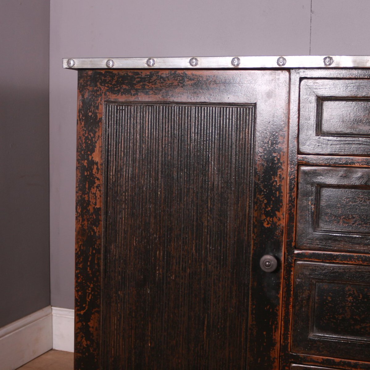 ArcadiaAntiques's tweet photo. A large interesting Swedish painted pine buffet with a zinc metal top. Huge amounts of storage. 1860.
Price: £3,950
https://t.co/mmxNkdU9CI

#pinebuffet #paintedbuffets #SwedishBuffets https://t.co/HNShoiComt