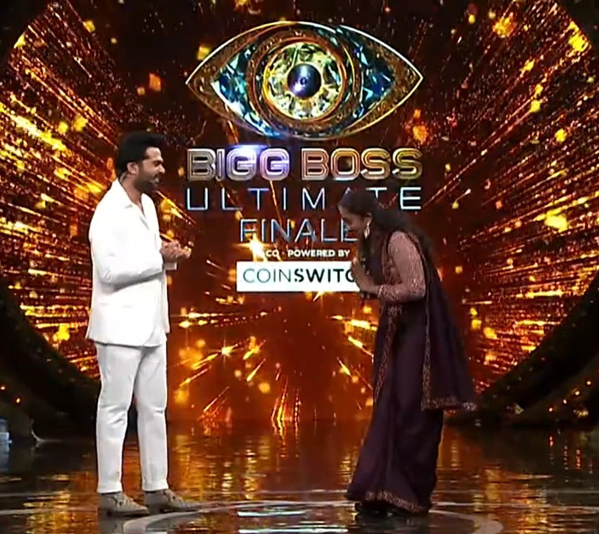 bb_curator's tweet photo. The ONLY REASON #Simbu #STR came inside the house when 4 people were there is because he wanted to be inside when #Thamarai was inside. He seems to adore her &amp; geniunley care for her. She is indeed lucky and honoured. And I LOVE STR for doing it &amp; SAYING IT #BBUltimate https://t.co/8kV5qf2bHh