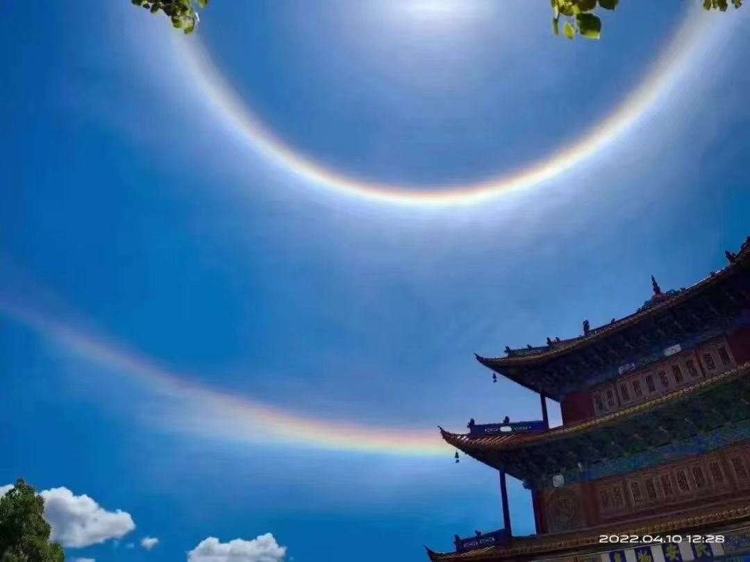 AmazingPuer's tweet photo. Amazing! Double #sunhalos were spotted in the sky of northwest #Yunnan’s #Lijiang city after a rain on April 10. Sun halos are light rings that encircle the sun, and they usually occur when cirrus clouds are present in the sky. https://t.co/r69cz36wwh