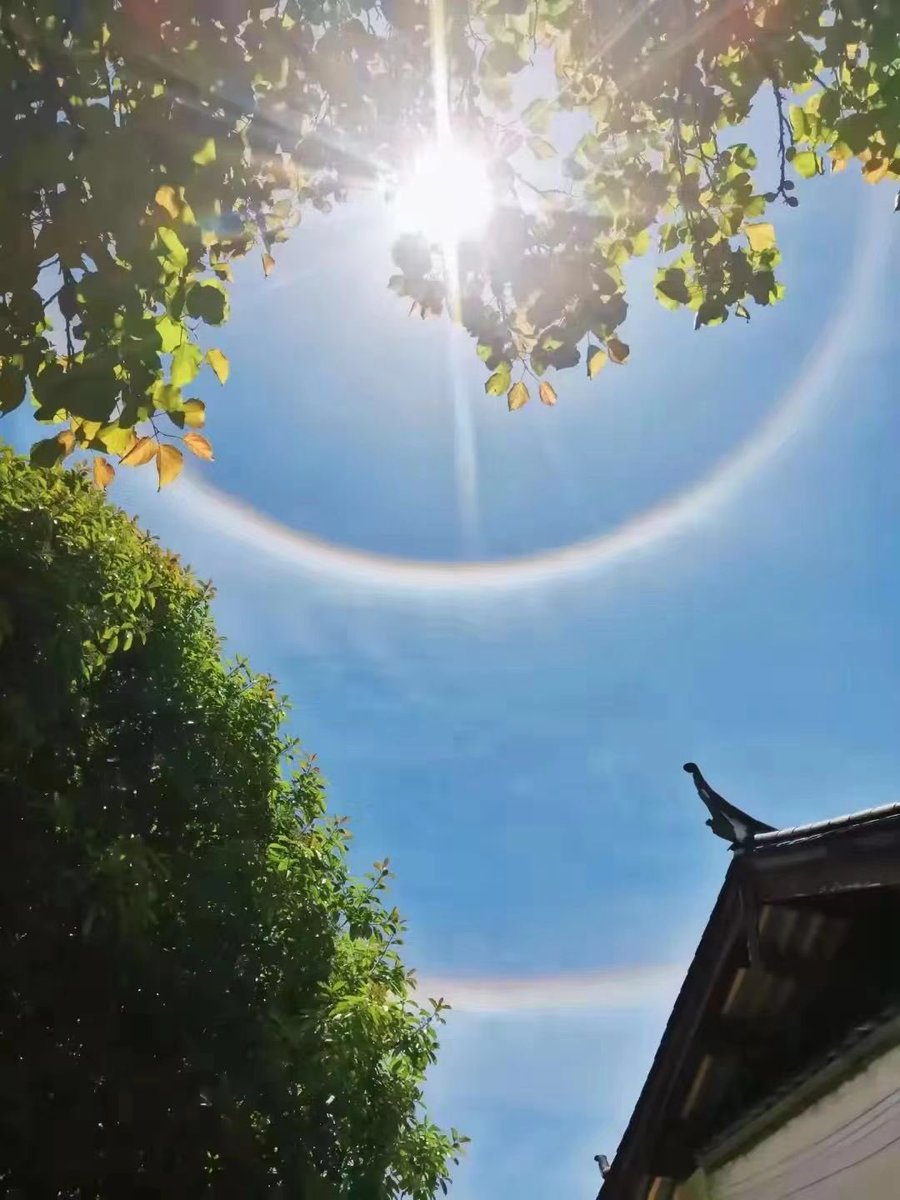 LijiangAmazing's tweet photo. Amazing! Double #sunhalos were spotted in the sky of northwest #Yunnan’s #Lijiang city after a rain on April 10. Sun halos are light rings that encircle the sun, and they usually occur when cirrus clouds are present in the sky. https://t.co/L6jnJmqRef